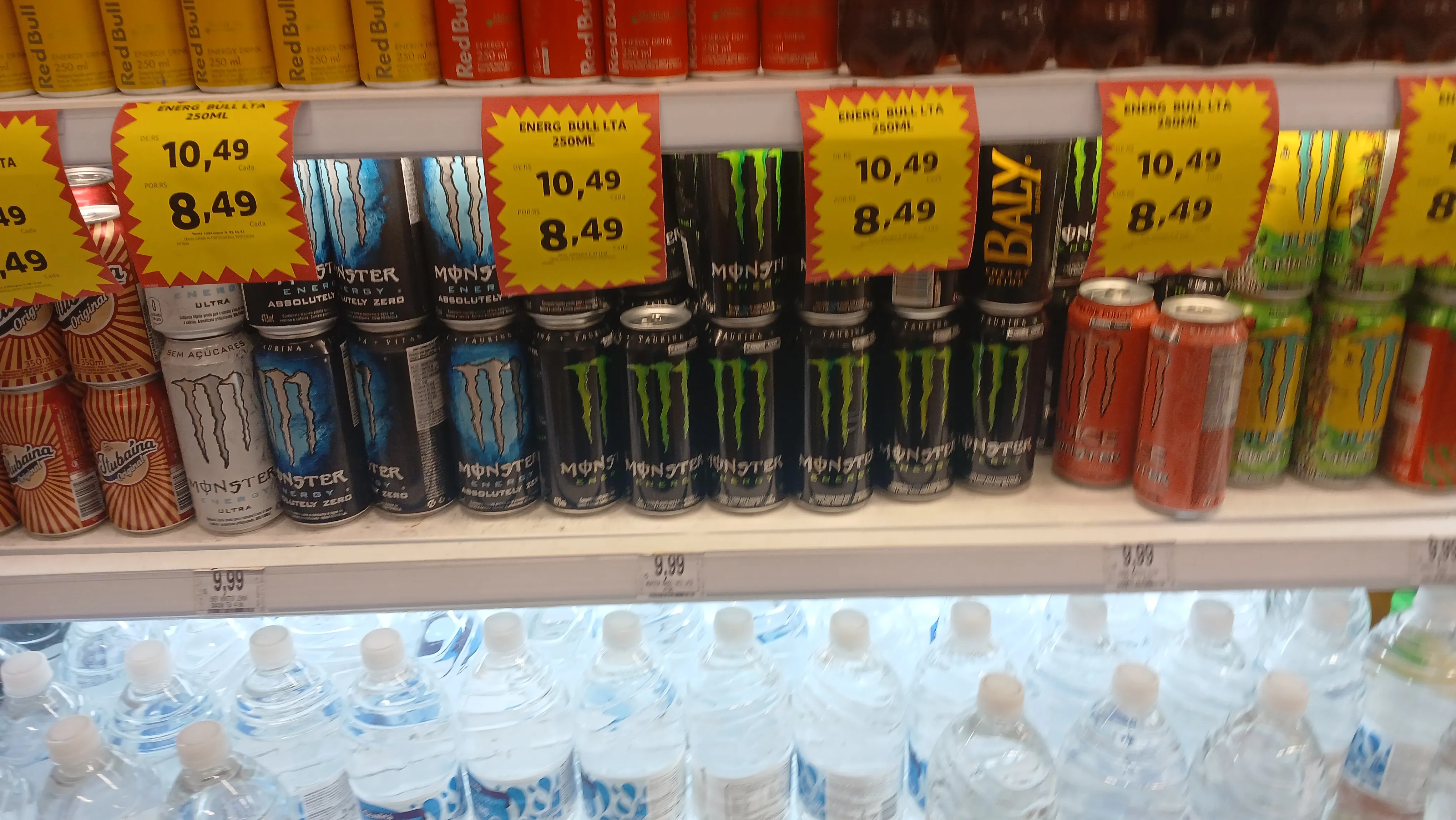 prateleira de mercado com vários energéticos